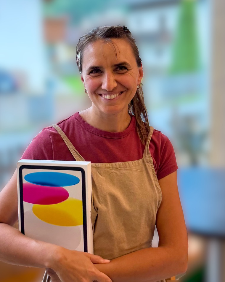 Erika mit ihrem neuen iPad