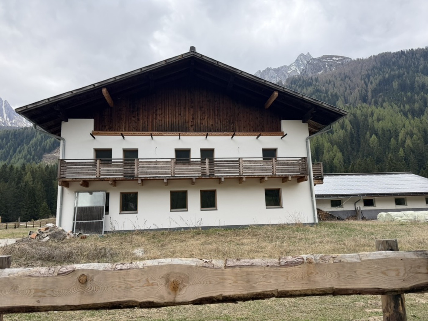 Haupthaus des Knappenhofs mit Holzbalkon