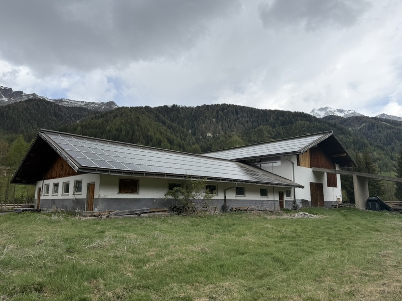 Wirtschaftsgebäude mit PV-Anlage auf dem Dach